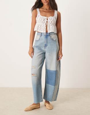 ASOS DESIGN - Barrel-Jeans in Blau mit hohem Bund und Patchwork-Design-Keine Farbe