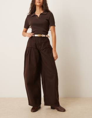 ASOS DESIGN - Barrel-Jeans in Braun mit Raffung am Bein-Brown