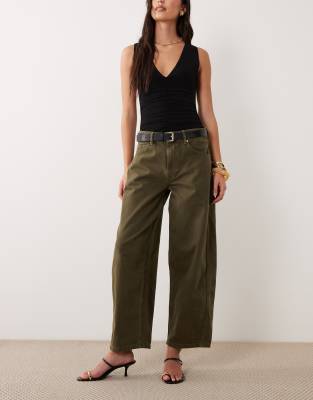 ASOS DESIGN - Barrel-Jeans in Khaki mit niedrigem Bund-Neutral