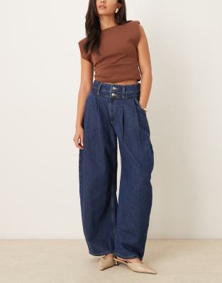 ASOS DESIGN - Barrel-Jeans in Mittelblau mit doppeltem Bund