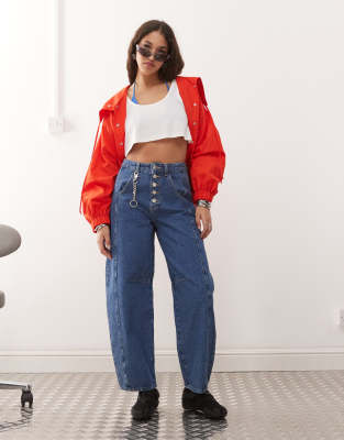 ASOS DESIGN - Barrel-Jeans in Mittelblau mit hohem Bund und geknöpftem Hosenschlitz