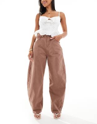 ASOS DESIGN - Barrel-Jeans in Mokka mit hohem Bund-Braun
