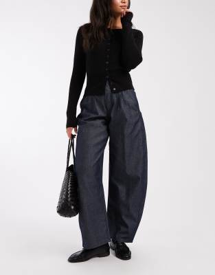 ASOS DESIGN - Barrel-Jeans in Rinse-Waschung mit Ziernähten und hohem Bund-Marineblau