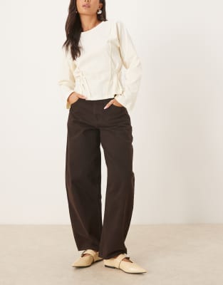 ASOS DESIGN - Barrel-Jeans in Schokobraun mit hohem Bund-Brown