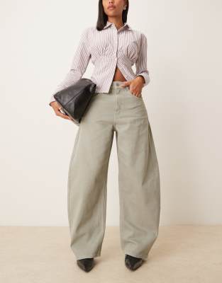 ASOS DESIGN - Barrel-Jeans in verwaschenem Khaki mit hohem Bund-Grün
