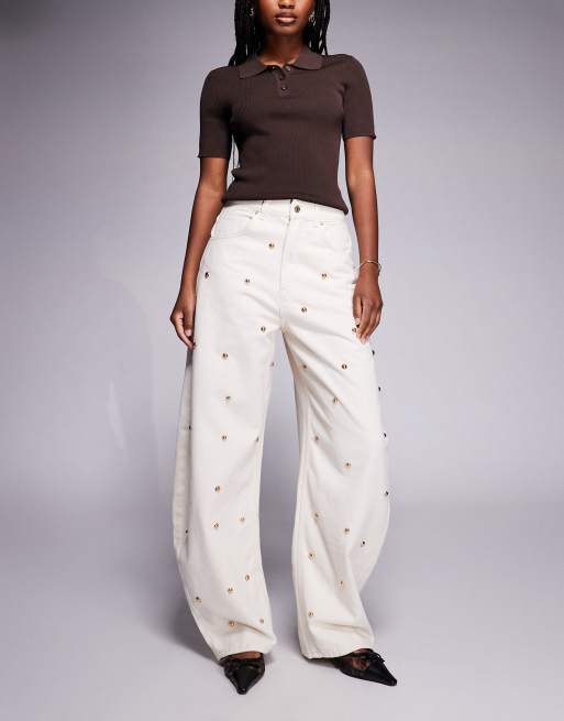 ASOS DESIGN – Barrel-Jeans in Weiß mit goldfarbenen Kuppelknöpfen
