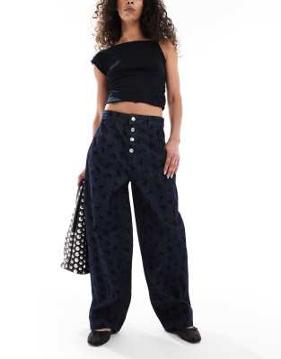 ASOS DESIGN - Barrel-Jeans mit beflocktem Blümchenmuster-Marineblau