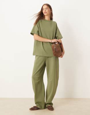 ASOS DESIGN - Barrel-Jogginghose aus Interlock-Stoff in Khaki-Grün