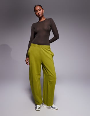 ASOS DESIGN - Barrel-Jogginghose aus Interlock-Stoff in Olivgrün-Keine Farbe