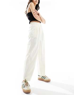 ASOS Design - Barrel Leg Chinohose in Creme mit Knopflasche-Keine Farbe