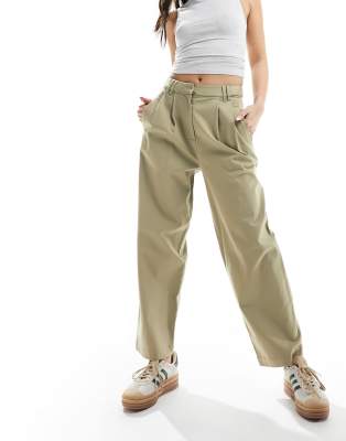 ASOS Design - Barrel Leg Chinohose in Khaki mit Knopflasche-Keine Farbe