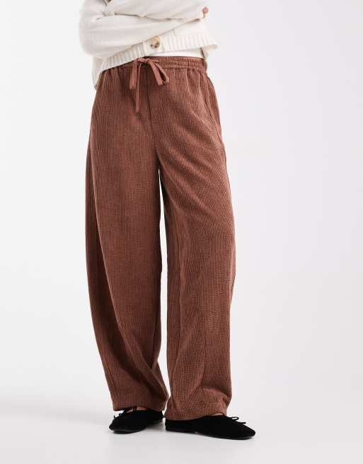 ASOS DESIGN – Barrel-Leg-Cordhose zum Reinschlüpfen in Schokobraun