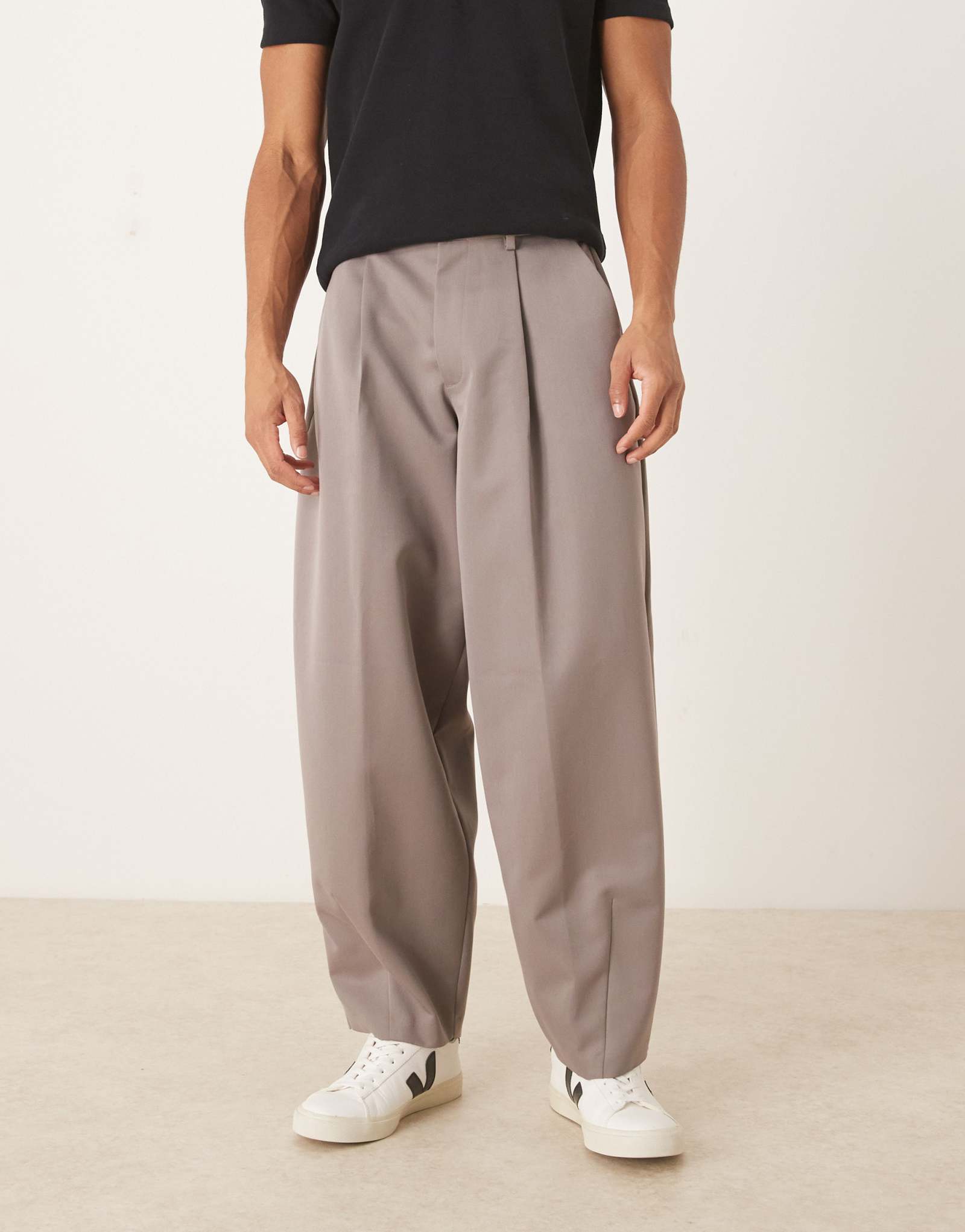 Дизайнерские брюки-лодочки ASOS коричневого цвета со складками спереди