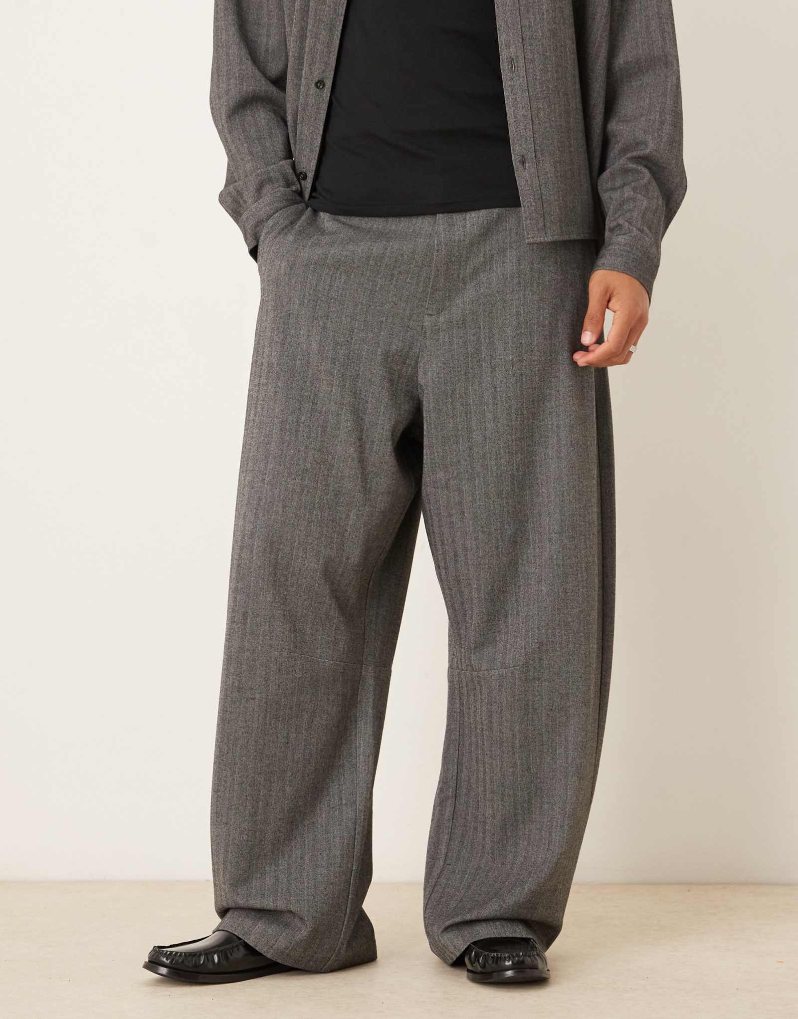 Элегантные брюки-бочкообразки ASOS DESIGN в темно-синюю елочку - часть комплекта