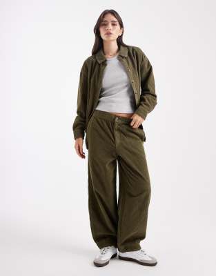 ASOS DESIGN - Barrel-Leg-Hose aus Bubble-Cord in Khaki-Grün