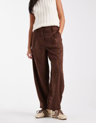 ASOS DESIGN - Barrel-Leg-Hose aus Wildlederimitat in Dunkelbraun-Brown