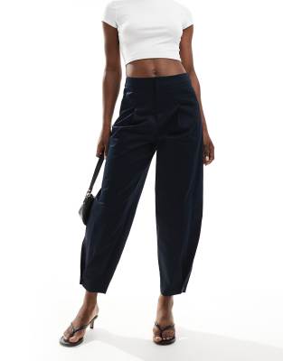 ASOS DESIGN - Barrel-Leg-Hose in Marineblau mit geknöpftem Saum