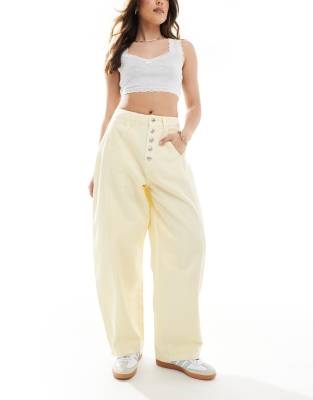 ASOS DESIGN - Barrel-Leg-Jeans in Buttergelb mit Knopfleiste