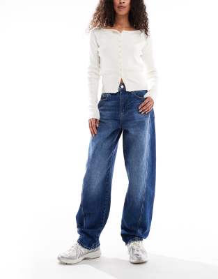 ASOS DESIGN - Barrel-Leg-Jeans in dunklem Mittelblau mit gedrehtem Design