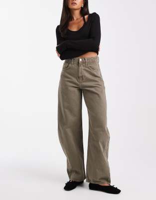 ASOS DESIGN - Barrel-Leg-Jeans in hellem Khaki mit hohem Bund-Grün