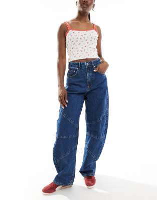 ASOS DESIGN - Barrel Leg Jeans in Mittelblau mit hohem Bund und Nahtdetail