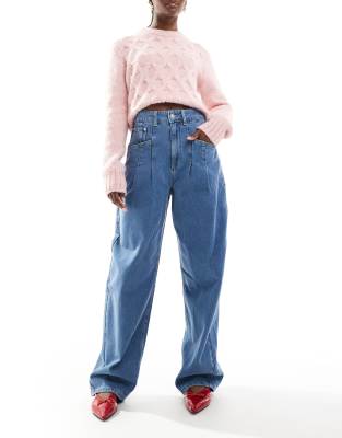 ASOS DESIGN - Barrel-Leg-Jeans in Mittelblau mit hohem Bund und Plisseefalten