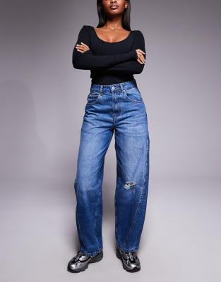 ASOS DESIGN - Barrel-Leg-Jeans in mittelblauer Waschung mit Einsätzen, Raffung und Zierrissen