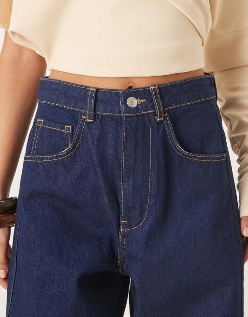 ASOS DESIGN – Barrel-Leg-Jeans in Rinse-Waschung mit Bahnendesign und hohem Bund, 4 von 5