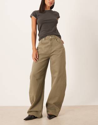 ASOS DESIGN - Barrel-Leg-Jeans in verwaschenem Khaki mit hohem Bund-Grün