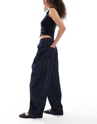 ASOS DESIGN BARREL LEG JEANS WITH DITSY FLORAL FLOCK-NAVY 