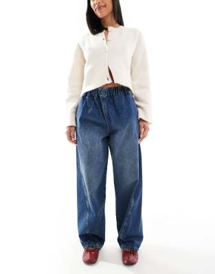 ASOS DESIGN - Barrel-Leg-Jeans zum Hineinschlüpfen in einfarbigem Mittelblau