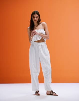 ASOS DESIGN - Barrel Leg Jumpsuit in Elfenbein mit Overlay und Spitzen-Details-Weiß