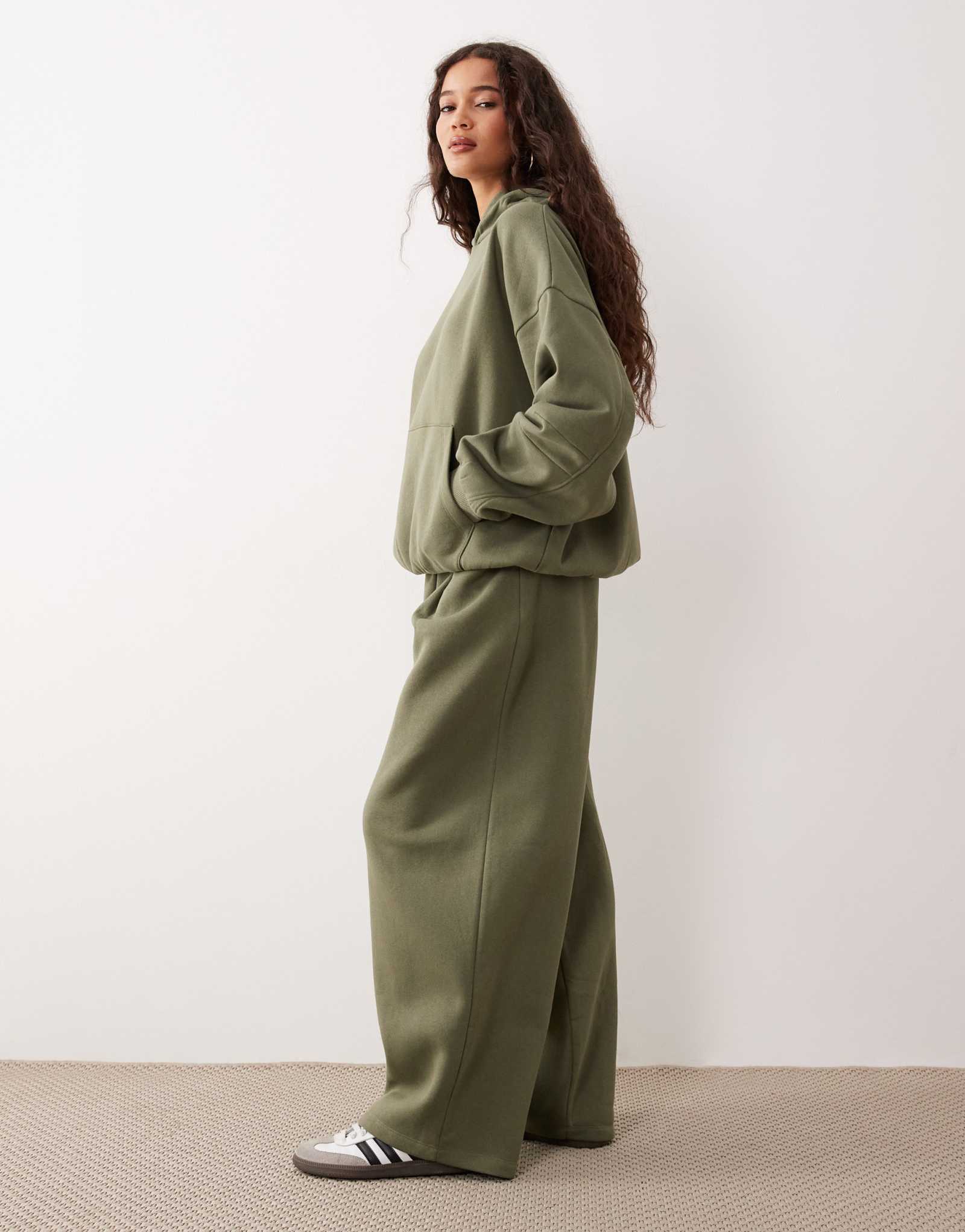 Спортивные брюки ASOS DESIGN с широкими штанинами цвета хаки - часть комплекта
