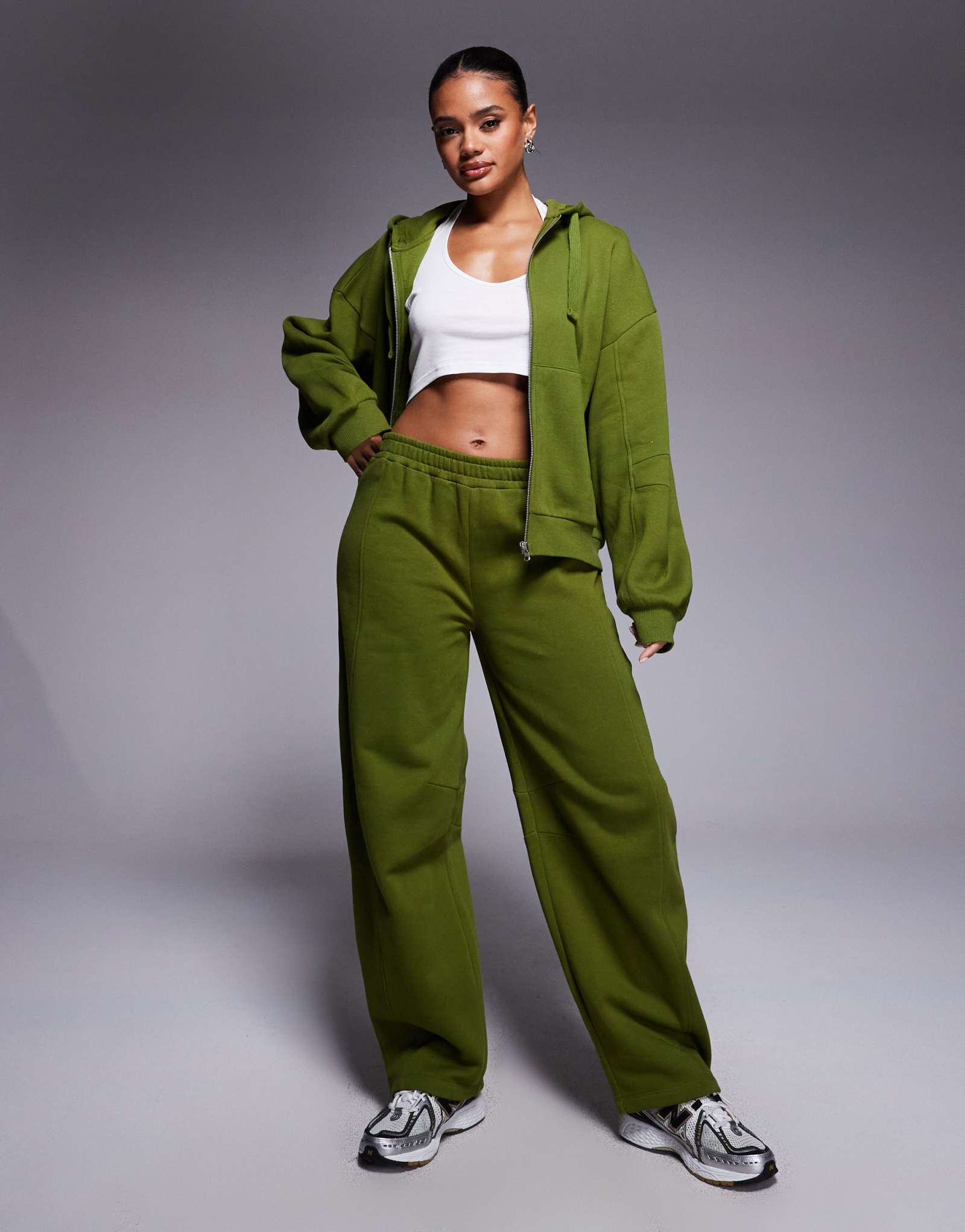 Спортивные брюки ASOS DESIGN с округлыми штанинами зеленого цвета с детализацией швов - часть комплекта