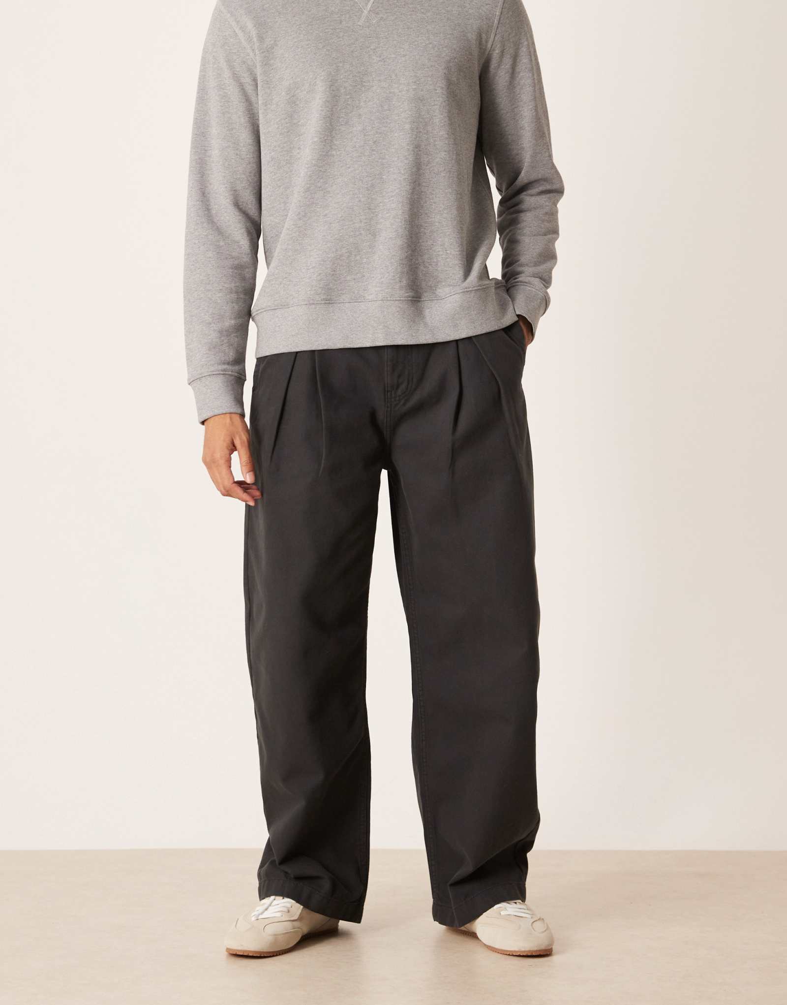 Дизайнерские брюки-бочонки ASOS черного цвета со складками