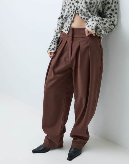 ASOS DESIGN barrelbroek met brede tailleband en plooidetail in donkerbruin, 5 van 5