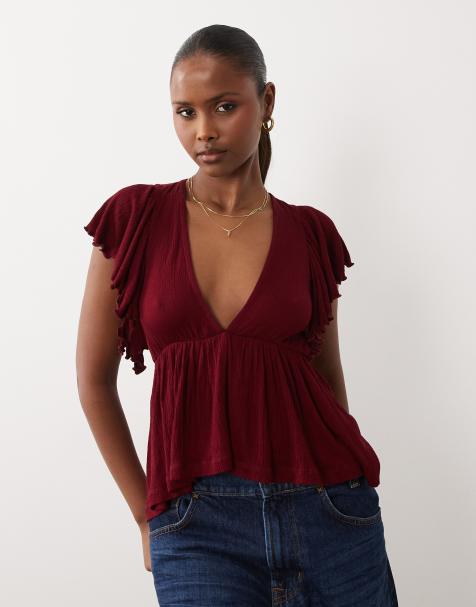 ASOS DESIGN – Bärröd, krinklad topp med djup ringning, volang och utsvängda ärmar - view 1