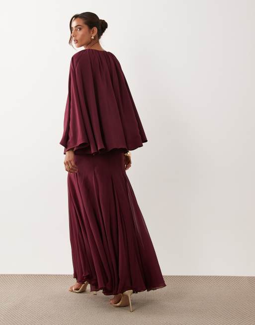 ASOS DESIGN – Bärröd maxiklänning med volym, cape och klockad kjol, 3 av 4