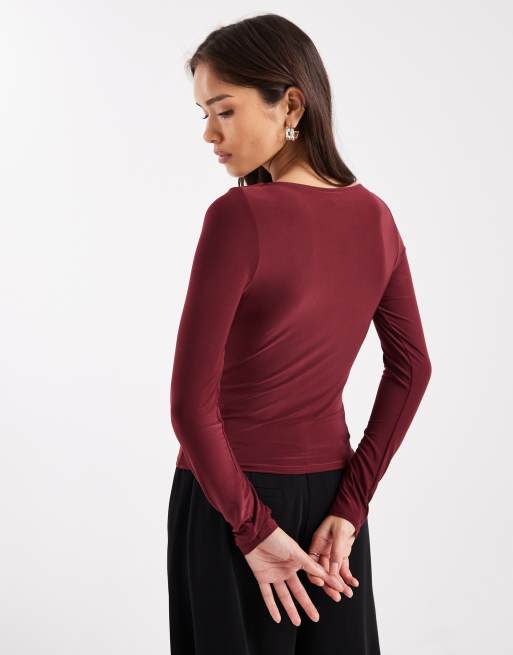 ASOS DESIGN – Bärröd, silkig topp med långa ärmar och rynkad båtringning, 2 av 4