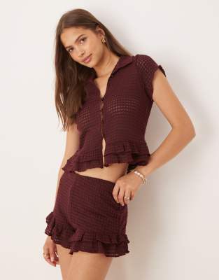 ASOS DESIGN – Bärröd, virkad topp med korta ärmar, knäppning och volanger, del av set - view 1