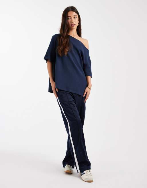 ASOS DESIGN - Baseball T-shirt met blote schouder in marineblauw, 3 van 4