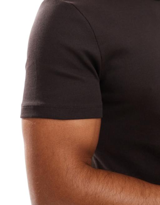 ASOS DESIGN – Basic – Brązowy prążkowany T-shirt o kroju podkreślającym sylwetkę, 3 z 4