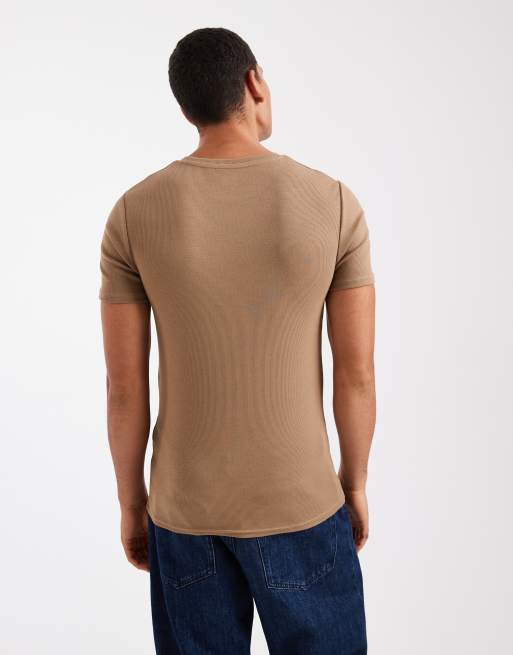 ASOS DESIGN – Basic – Brązowy prążkowany T-shirt o kroju podkreślającym sylwetkę, 3 z 5