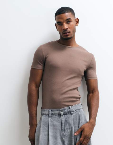ASOS DESIGN – Basic – Brązowy prążkowany T-shirt o kroju podkreślającym sylwetkę - view 1