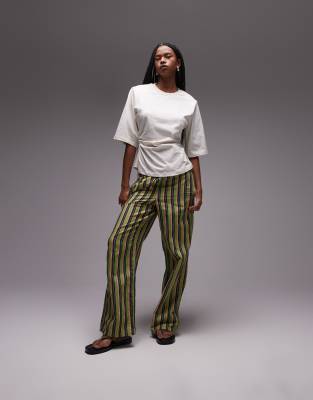 ASOS DESIGN - Basic-T-Shirt in Beige mit Schulterpolstern und geraffter Taille-Weiß