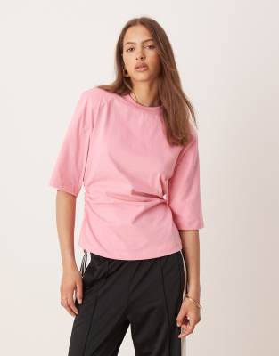 ASOS DESIGN - Basic-T-Shirt in Rosa mit Schulterpolstern und geraffter Taille
