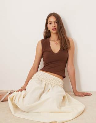 ASOS DESIGN – Basic-Trägertop in Braun mit V-Ausschnitt