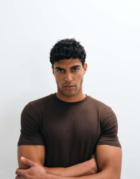 ASOS DESIGN - Basisdele - Brun tætsiddende T-shirt - view 1