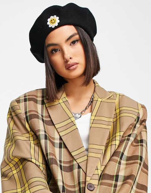 ASOS DESIGN – Baskenmütze aus Wolle in Schwarz mit gestickter Smiley-Blume