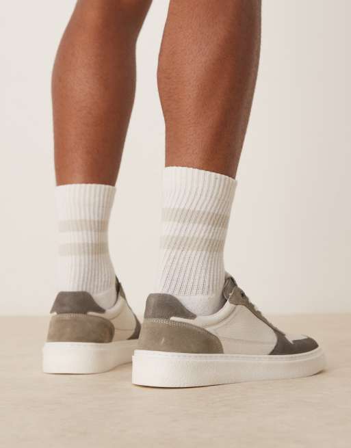 ASOS DESIGN - Baskets à empiècements en daim et cuir blanc cassé - Gris, 4 de 5